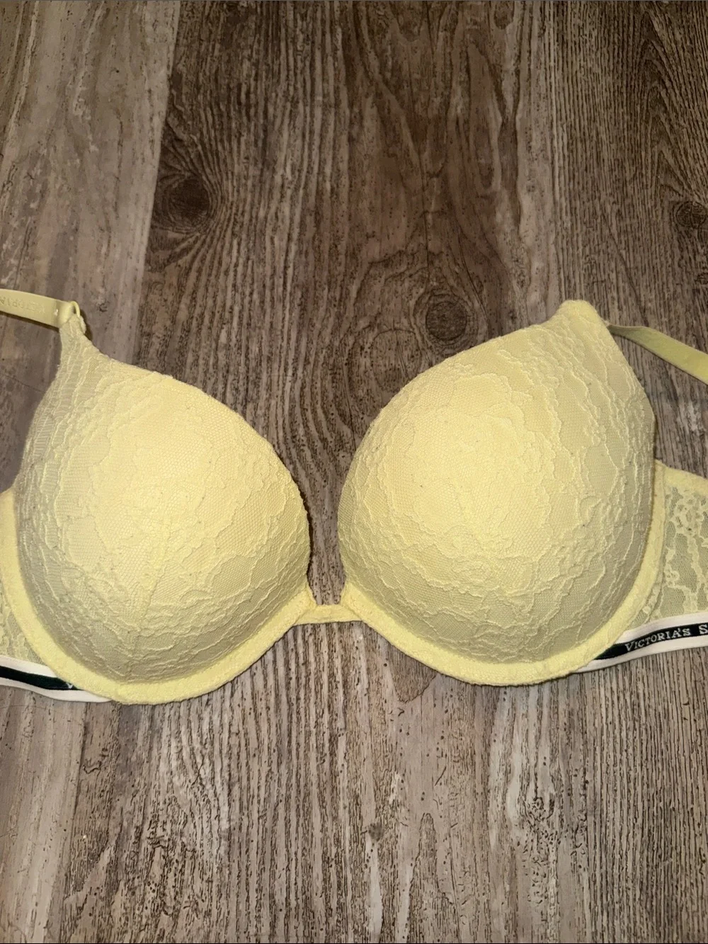 Victoria's Secret Pale Yellow Lace Push-Up Bra